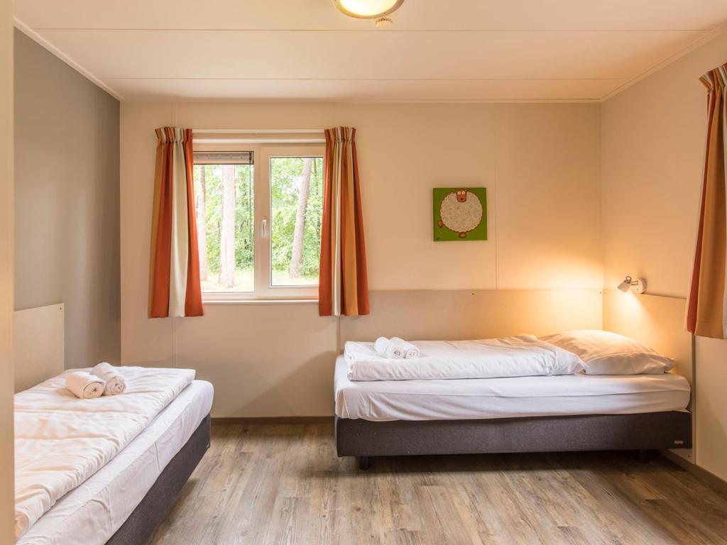 Comfort 6-Person Dog Bungalow In The Holiday Park Landal Heideheuvel Beekbergen Szoba fotó